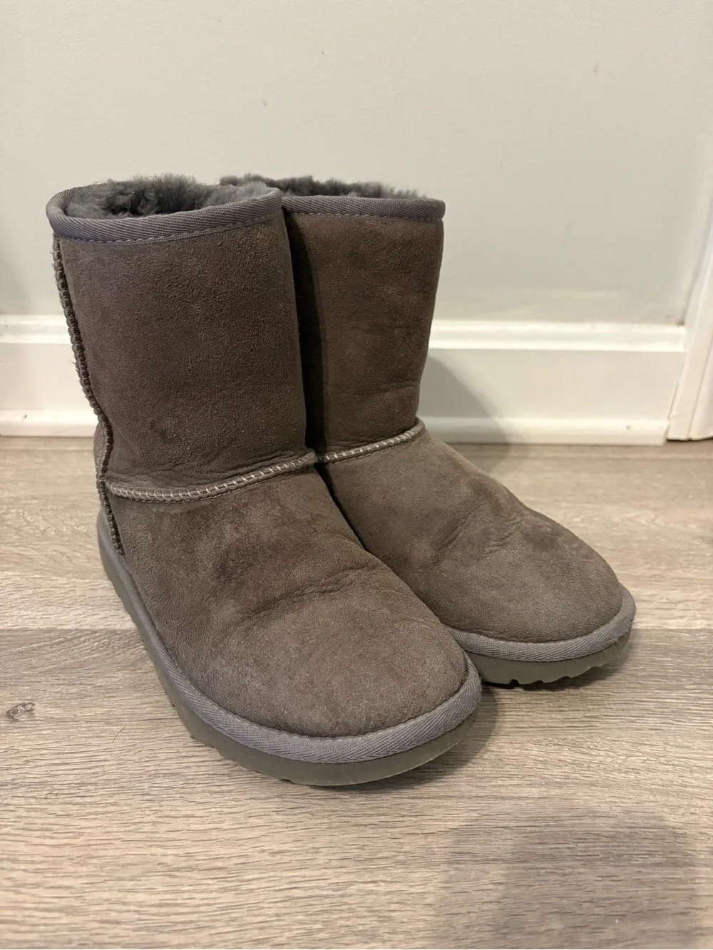 UGG Kids Short Suede Boots in Gray